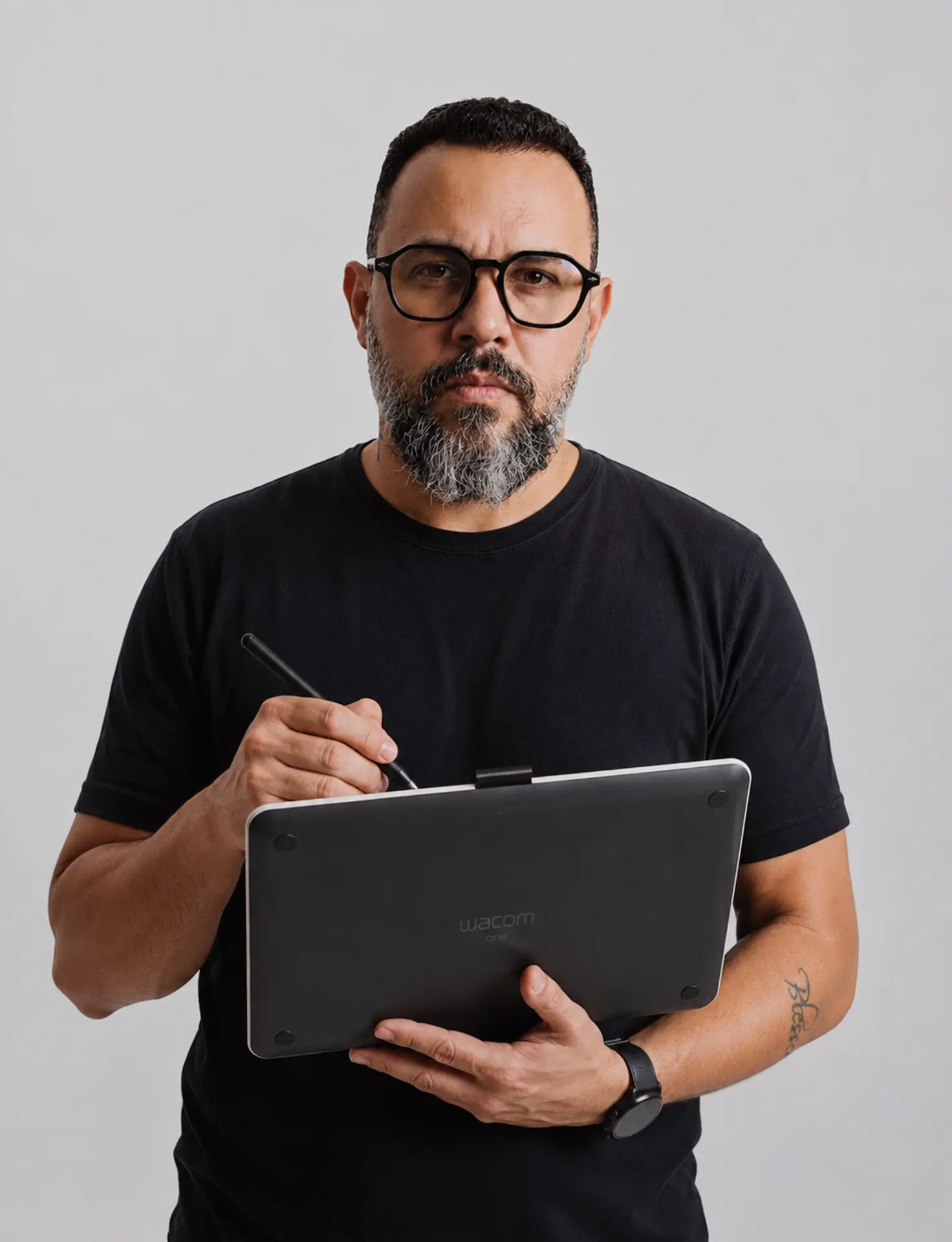 Almir trabalhando com mesa digitalizadora